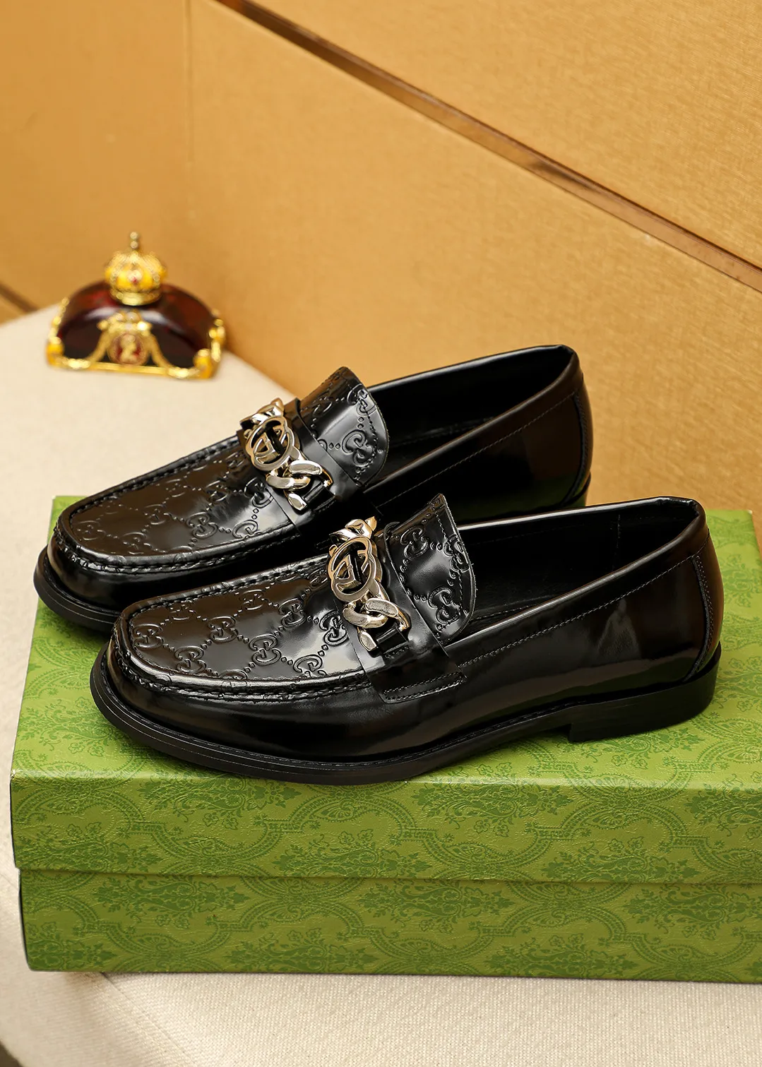 Men's shoes 💰480 💐 Product trademark: GUCCI "Gucci" casual leather shoes Regular size: 38-44 (45.46🉑️customized) Product materials: Selected imported first-layer open-edge beaded cowhide embossed upper + luxury hardware buckle, imported water-dyed cowhide leather lining. Strong three-dimensional visual effect, original outsole color: 2 colors available